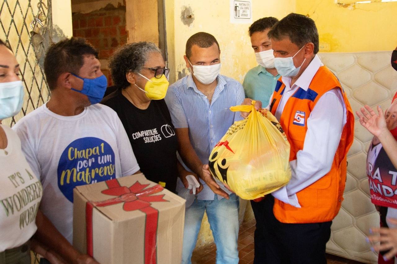 Governador Wellington Dias entrega alimentos para família desabrigada